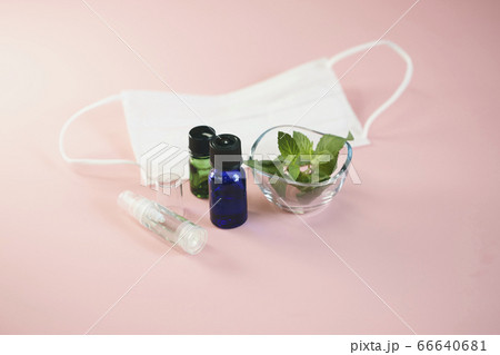 マスクとアロマオイル、ミント 66640681