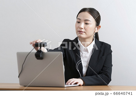 ビデオ会議の準備をするスーツ姿の若い女性 66640741