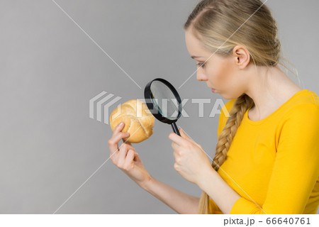 Bun bread roll and magnifying glass Bun bread roll and magnifying glass 66640761