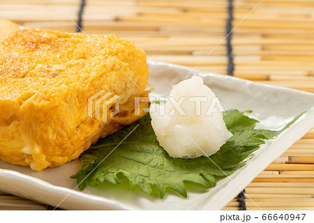 卵焼きに添えられた大根おろしと大葉。 66640947