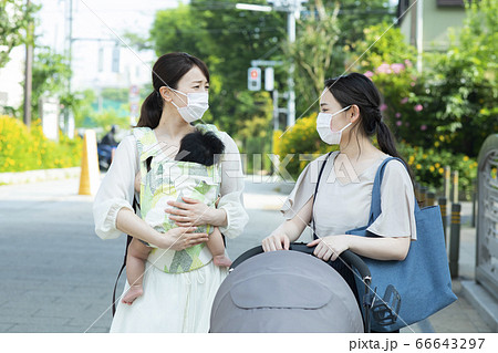母親 抱っこ紐 ママ友 マスクの写真素材