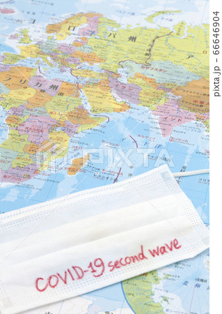 世界地図の上のCOVID-19second waveのマスク 66646904