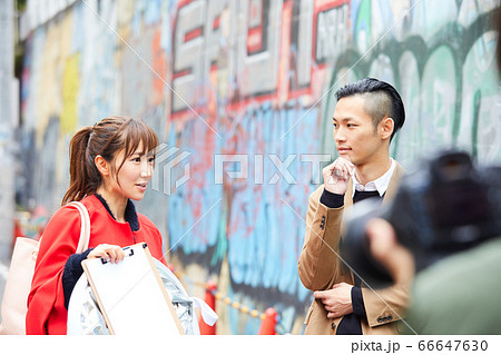 街角スナップ　カメラマン　落書き　タギング 66647630