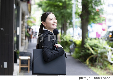 スーツを着た若い女性 スーツを着た若い女性 66647822
