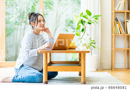 パソコンを使う若い女性 66648081