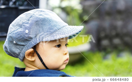 帽子をかぶった子供の横顔のアップと緑バック 帽子をかぶった子供の横顔のアップと緑バック 66648480