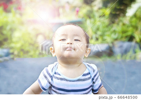 外で遊んで自慢げな陶酔したような表情をしている子供　水遊びしてずぶ濡れの子供 66648500