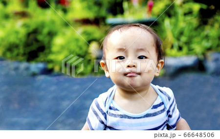 外で遊んで自慢げな表情をしている子供　水遊びしてずぶ濡れの子供 66648506