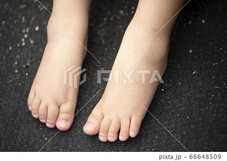 裸足の子供の足と黒バックとコピースペースの写真素材
