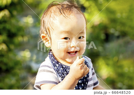 外で水遊びで大はしゃぎして満面の笑顔の子供　ずぶ濡れの子供 66648520
