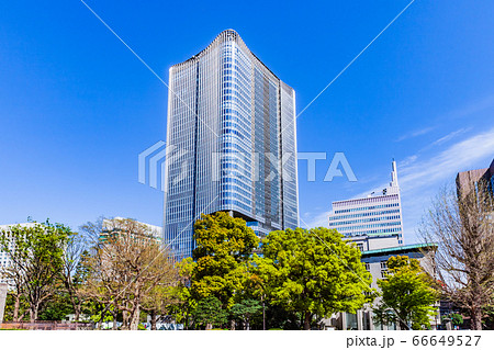 新緑の木立と日比谷のビル 都市風景 新緑の木立と日比谷のビル 都市風景 66649527