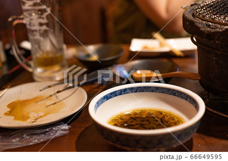 飲み会の後、空になった料理 66649595