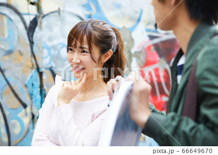 撮影をされる若い女性 66649670