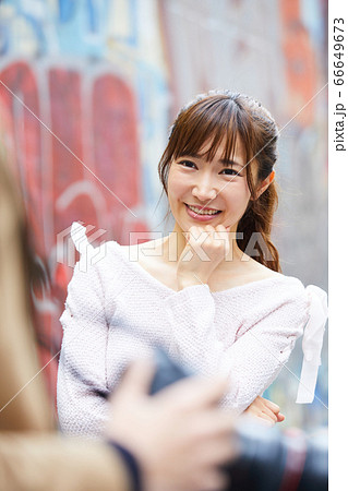撮影をされる若い女性 66649673