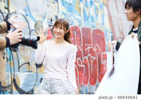 撮影をされる若い女性 66649681