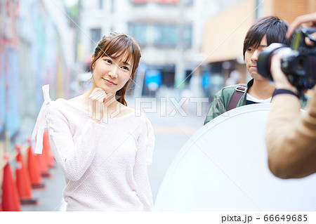 撮影をされる若い女性 撮影をされる若い女性 66649685