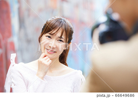 撮影をされる若い女性 66649686