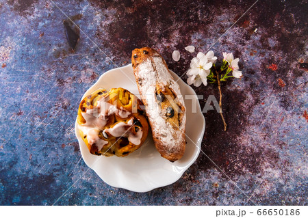 焼きたてのパンと桜 66650186