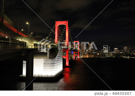 東京アラートの赤でライトアップされたレインボーブリッジ 66650307