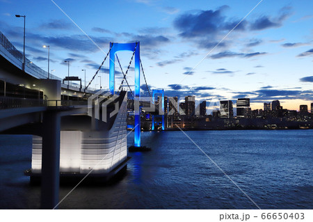 レインボーブリッジ（医療従事者に感謝を示すブルーライトアップ） 66650403