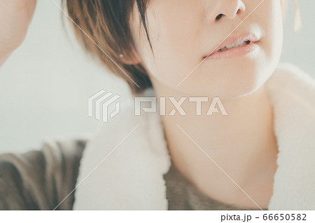 30代女性の朝 66650582