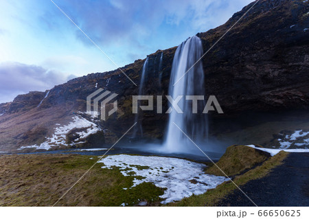 セリャラントスフォスの滝　Seljalandsfoss 66650625