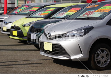 販売店に並ぶ車 中古車店 販売店に並ぶ車 中古車店 66652868