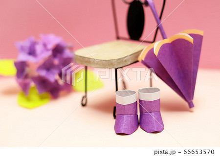 可愛い折り紙のレイングッズ 傘と長靴 梅雨のイメージの写真素材