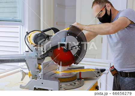 Construction worker wearing a medical mask to 66656279
