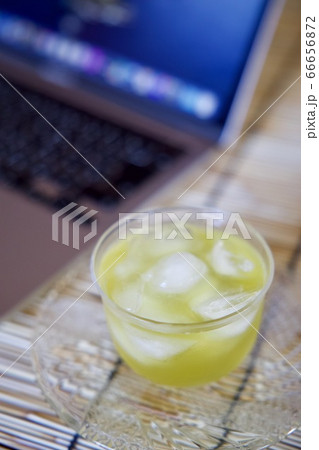 冷茶とパソコン 66656872