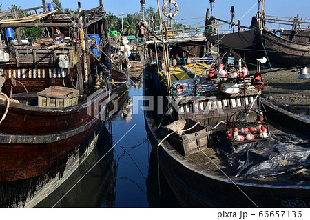 バングラデシュのコックスバザール　海岸沿いの村と停留中の漁船　レトロな船体と漁師の道具 66657136