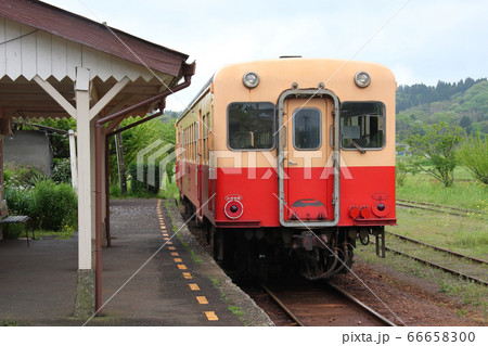 小湊鉄道・上総鶴舞駅を発車するキハ200 小湊鉄道・上総鶴舞駅を発車するキハ200 66658300