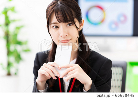 女性　ビジネス　スマホ 66658448