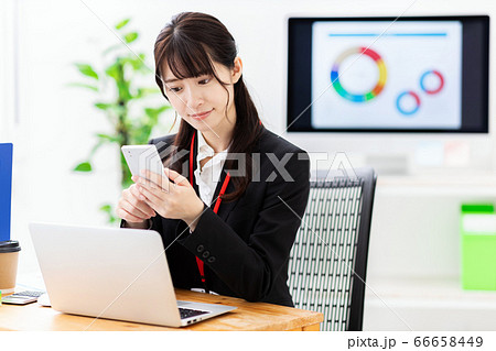 スマホを操作する女性 66658449