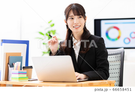 オフィスでデスクワークをする20代の女性 66658451