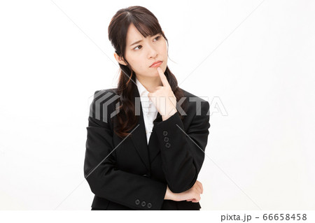 女性が白背景の前で困っているポーズ 66658458