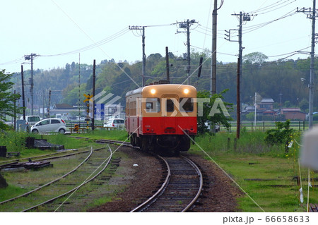 小湊鉄道・雨の上総鶴舞駅に近づくキハ200 66658633