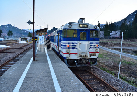 福島　JR只見駅に停車中のキハ40系気動車 66658895