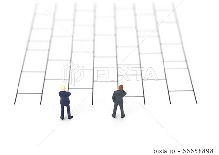 あみだくじと検討中のビジネスマン 66658898