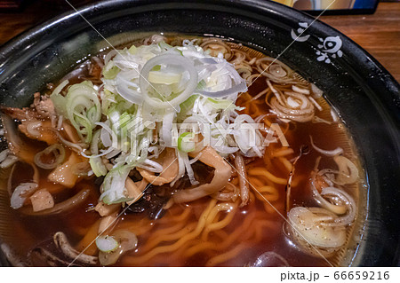 焦がし醤油ラーメン 右上 接写 帯広 ラーメン酒屋 三楽 横位置 焦がし醤油ラーメン 右上 接写 帯広 ラーメン酒屋 三楽 横位置 66659216