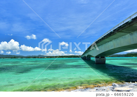 古宇利大橋とエメラルドグリーンのビーチ／沖縄県 66659220