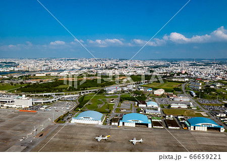 【空撮】 那覇空港 自衛隊 那覇基地 モノレールと那覇市街 横位置 66659221