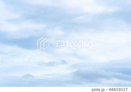 空と雲 コピースペース リモートワーク背景 マンション高層階 画像 不動産 ビル 建物 春 夏 都会の写真素材