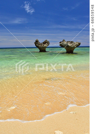 ハートロック/沖縄県古宇利島のティーヌ浜にあるハート型の岩 ハートロック/沖縄県古宇利島のティーヌ浜にあるハート型の岩 66659548
