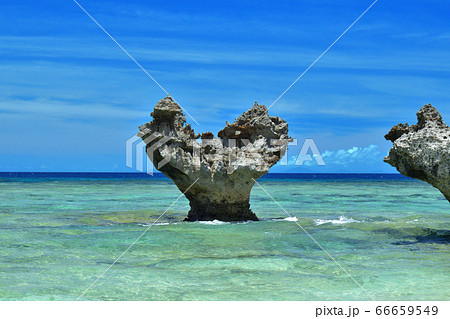 ハートロック/沖縄県古宇利島のティーヌ浜にあるハート型の岩 ハートロック/沖縄県古宇利島のティーヌ浜にあるハート型の岩 66659549