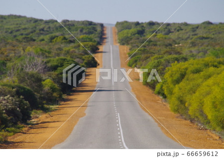 広大な真っ直ぐな道　オーストラリア　パース近郊 66659612