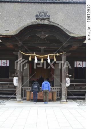 大山祇神社の拝殿・お詣りをする人(愛媛県今治市大三島町宮浦) 大山祇神社の拝殿・お詣りをする人(愛媛県今治市大三島町宮浦) 66659910