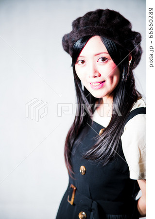 若い女性素材白背景 66660289