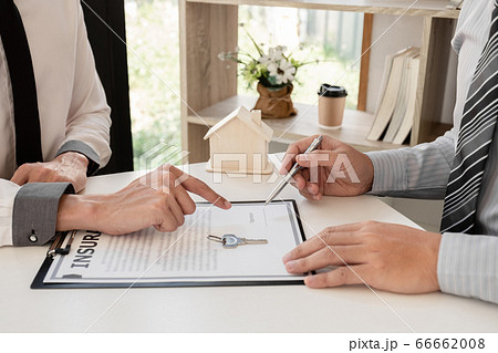 Real estate agent broker with home insurance forms In order for the customer to sign the contract according to the agreement buying home insurance officially Home insurance concept 66662008