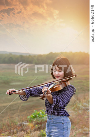 asian cute little girl with violin 66662149